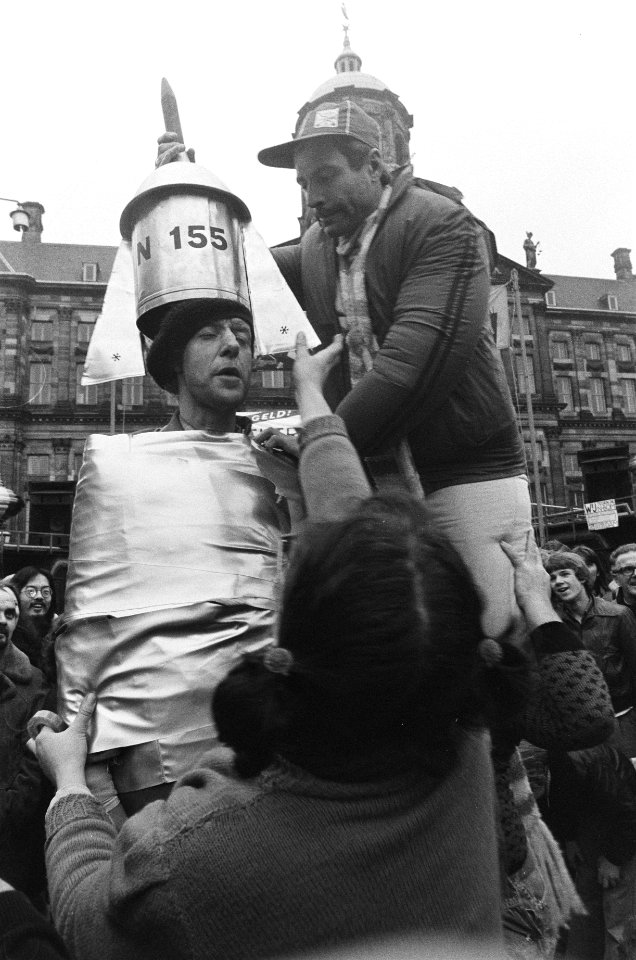 Neutronenbomprotest Amsterdam Electric Circus op Dam in Amsterdam, Bestanddeelnr 930-0579
