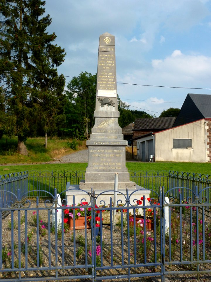 Neuville-lez-Beaulieu (Ardennes) Monument aux morts Beaulieu