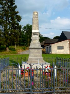 Neuville-lez-Beaulieu (Ardennes) Monument aux morts Beaulieu