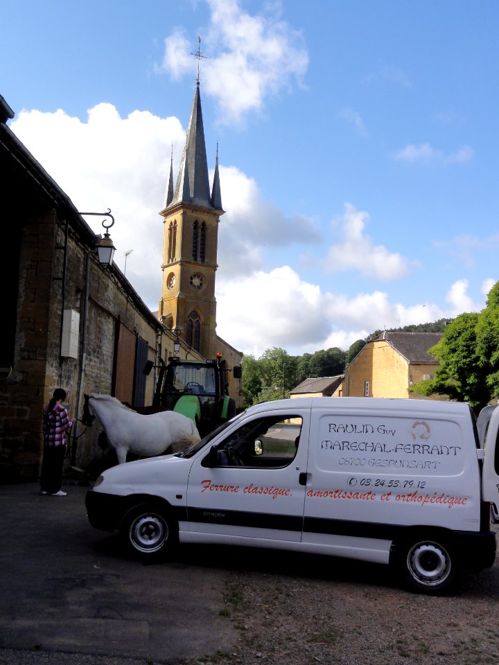 Neuville-lès-This (Ardennes) église et maréchal-ferrant