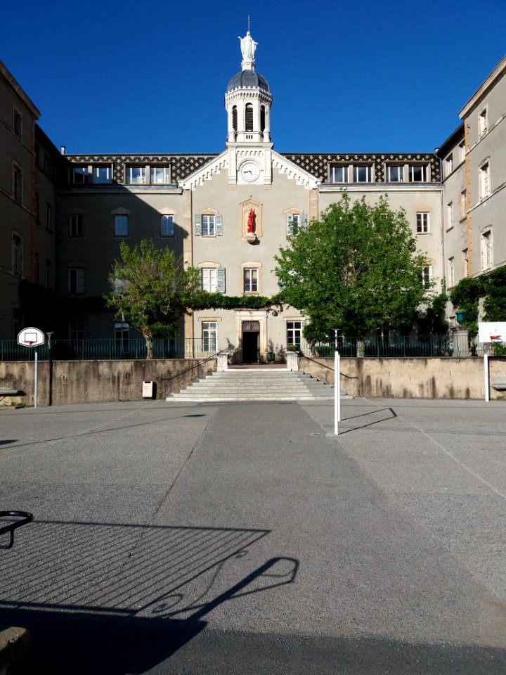 Neuville-sur-Saône - Établissement scolaire Notre-Dame de Bellegarde, cour extérieure et vierge