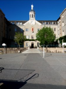 Neuville-sur-Saône - Établissement scolaire Notre-Dame de Bellegarde, cour extérieure et vierge