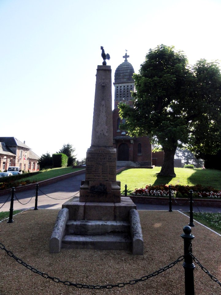Neuville-Saint-Amand (Aisne) monument aux morts 1914-18, 1939-45