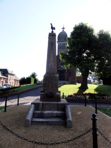 Neuville-Saint-Amand (Aisne) monument aux morts 1914-18, 1939-45