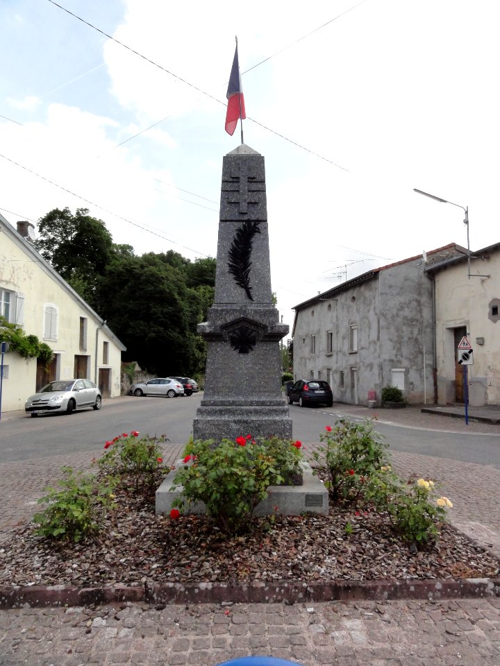 Neuviller-sur-Moselle, (M-et-M) monument aux morts
