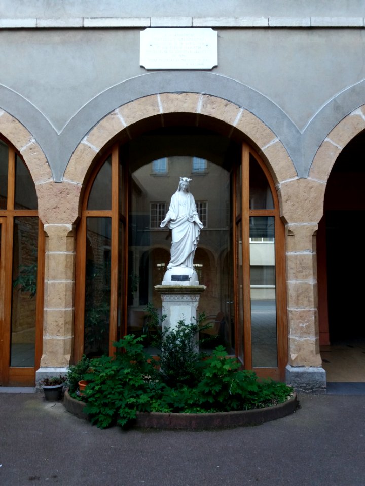 Neuville-sur-Saône - Établissement scolaire Notre-Dame de Bellegarde - Vierge dans la cour