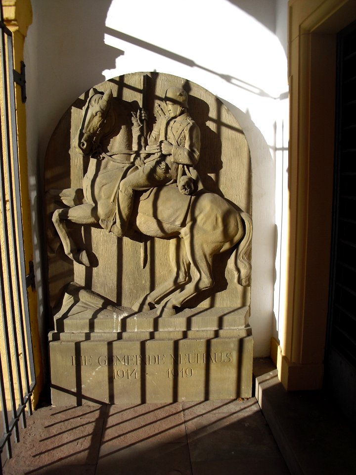 Neuhaus-Schlosswache Relief 2