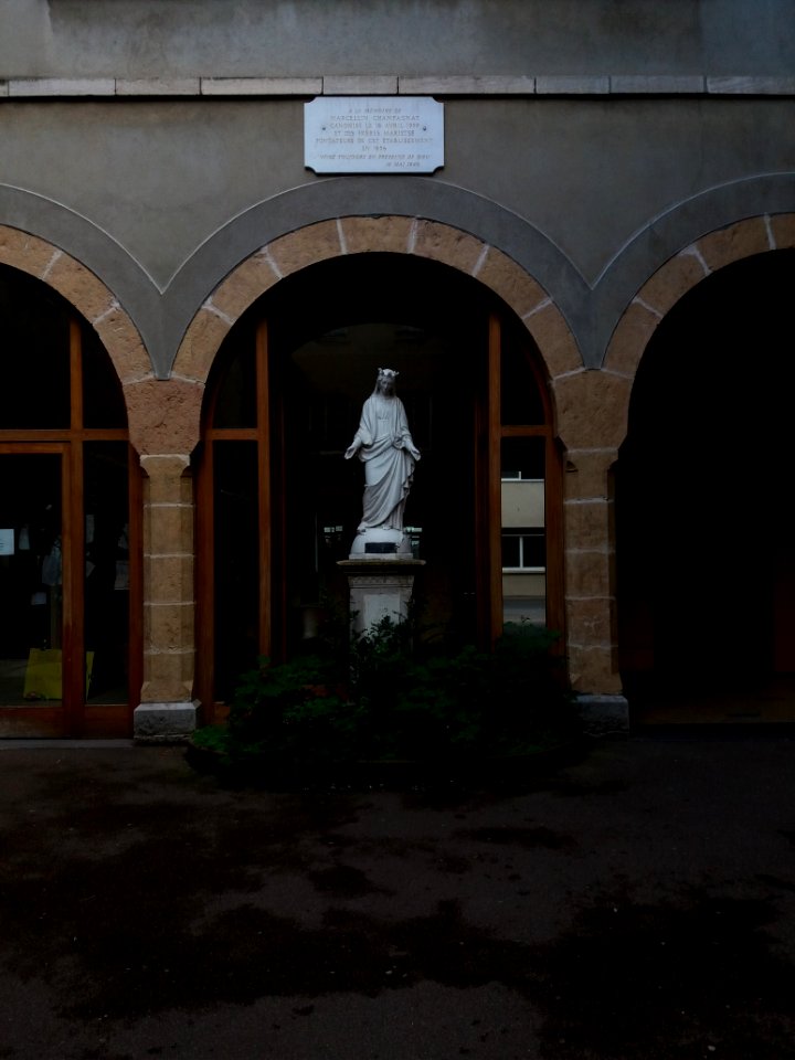 Neuville-sur-Saône - Établissement scolaire Notre-Dame de Bellegarde, cour intérieure, vierge et plaque