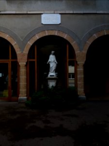 Neuville-sur-Saône - Établissement scolaire Notre-Dame de Bellegarde, cour intérieure, vierge et plaque