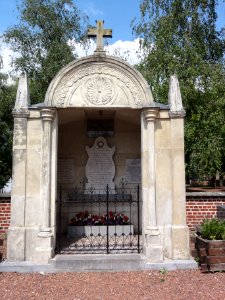 Neuville-en-Avesnois (Nord, Fr) monument aux morts du cimetière