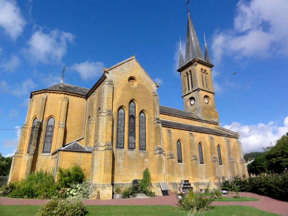 Neuville-lès-This (Ardennes) église, vue latérale