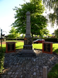 Neuf-Mesnil (Nord, Fr) monument aux morts