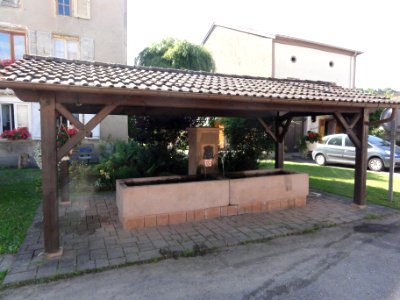 Neufmaisons (M-et-M) fontaine couverte (2)