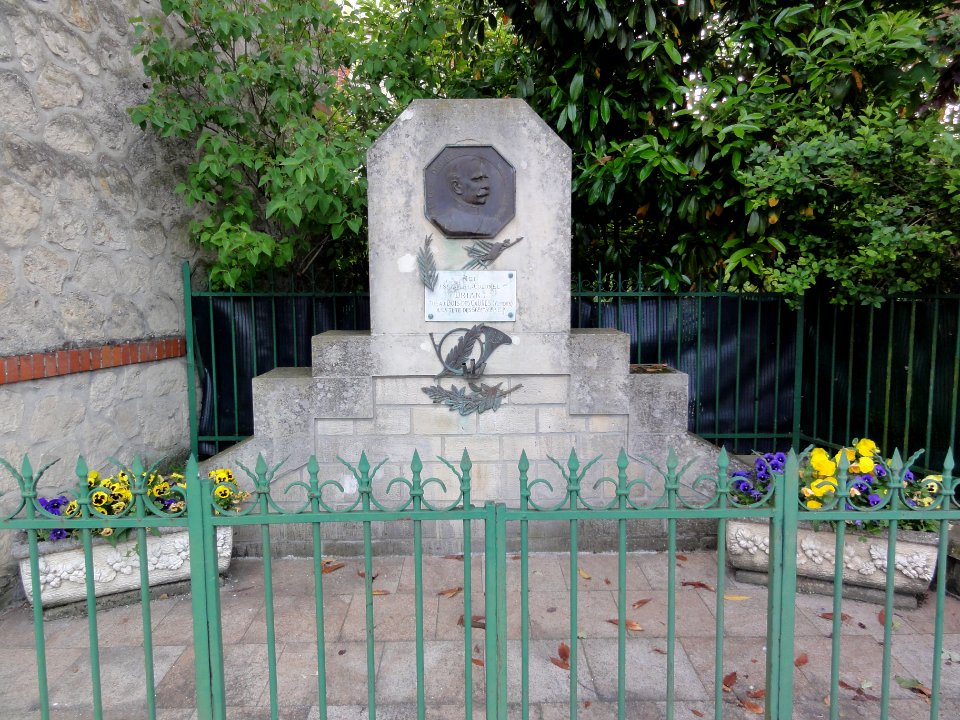Neufchâtel-sur-Aisne (Aisne) Monument colonel Driant