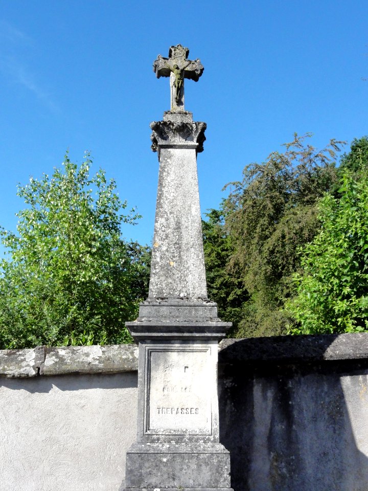 Neufmaisons (M-et-M) croix de cimetière