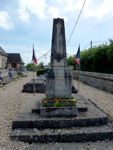 Neuville-sur-Authou (Eure, Fr) monument aux morts