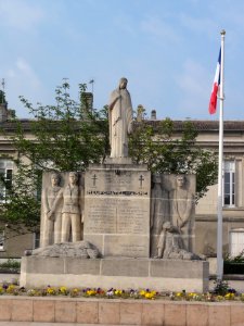 Neufchâtel-sur-Aisne (Aisne) Monument aux morts groupe de résistance