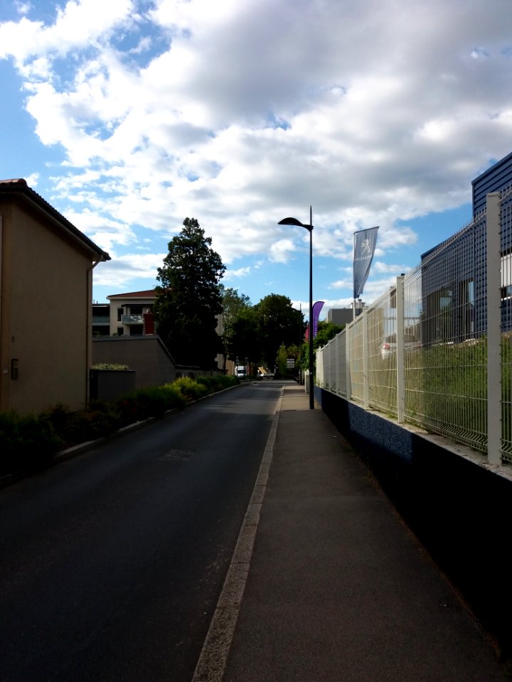 Neuville-sur-Saône - Chemin du Foulon, vers le nord, arrivant avenue Gambetta