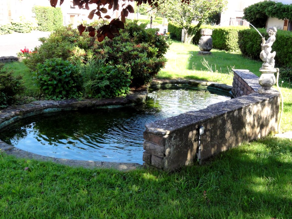 Neufmaisons (M-et-M) fontaine sculptée