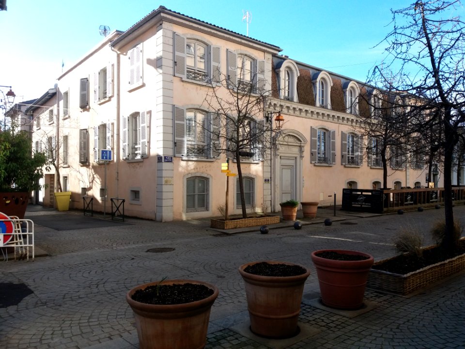 Neuville-sur-Saône - Place Ampère - Hôtel du Lion d'Or, à l'angle de la rue Émile Zola
