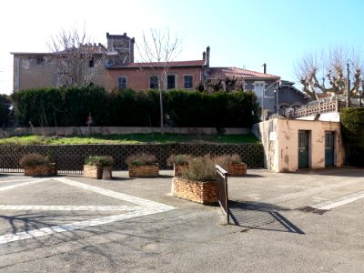 Neuville-sur-Saône - Place Édouard Branly - Château de Vimy et ancienne école maternelle