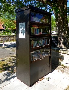 Neuhaus Bücherschrank
