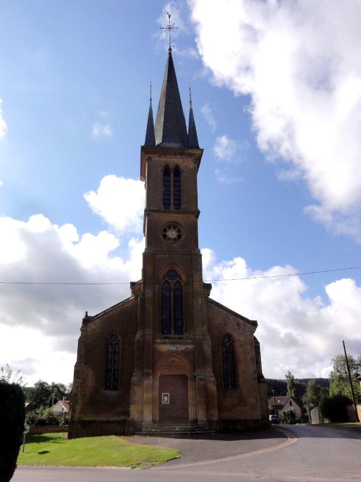 Neuville-lès-This (Ardennes) église, façade et tour