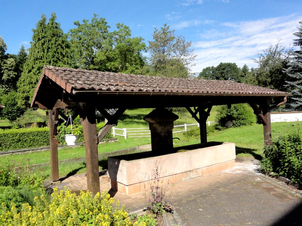 Neufmaisons (M-et-M) fontaine couverte (1)