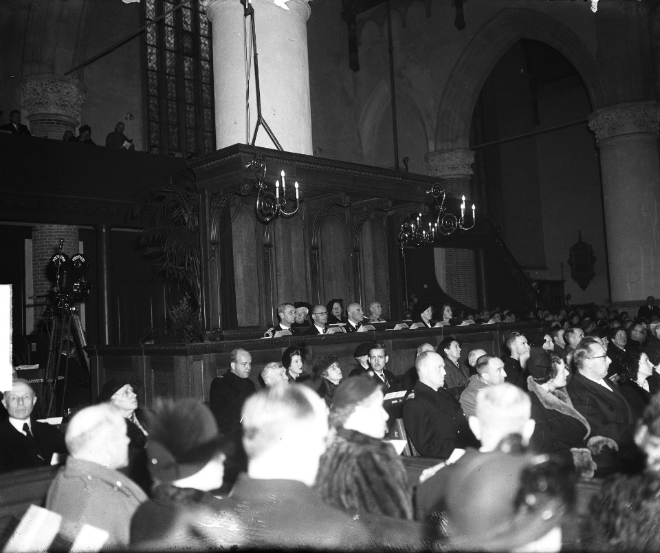 Nevig herdenking Grote Kerk Den Haag Hare Majestei in kerk gevallenen in I, Bestanddeelnr 903-7449