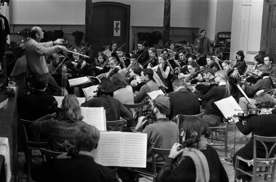 Nederlands Studenten Orkest repeteert in Ruine kerk te Bergen. Overzicht van ork, Bestanddeelnr 923-1261