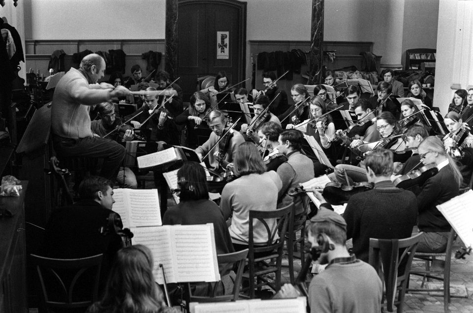 Nederlands Studenten Orkest repeteert in Ruine kerk te Bergen. Nummer 24 Dirigen, Bestanddeelnr 923-1263