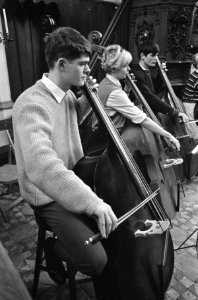 Nederlands Studenten Orkest in Ruinekerk te Bergen, studenten contrabas en strij, Bestanddeelnr 919-9378