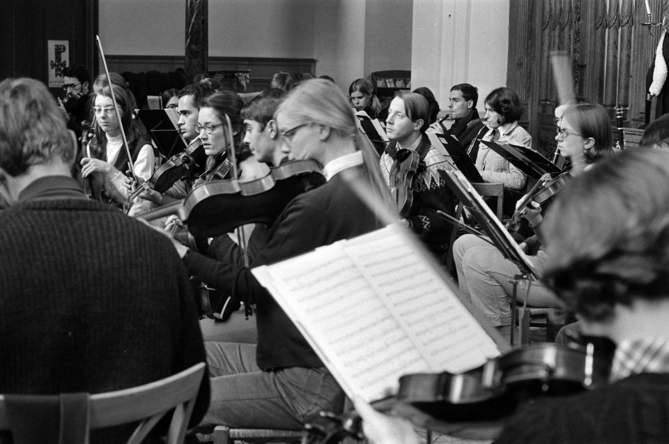 Nederlands Studenten Orkest repeteert in Ruine kerk te Bergen. Violisten op voor, Bestanddeelnr 923-1259