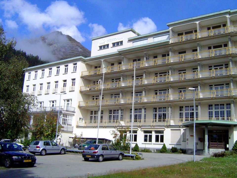 Nederlandsch Sanatorium Davos 004 Voorgevel met hoofdingang