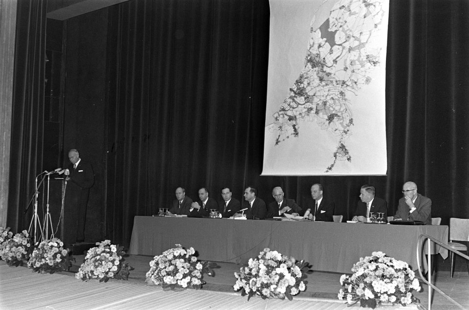Nederlands Wegencongres te Utrecht, de bestuurstafel op achtergrond kaart wegenn, Bestanddeelnr 919-8546