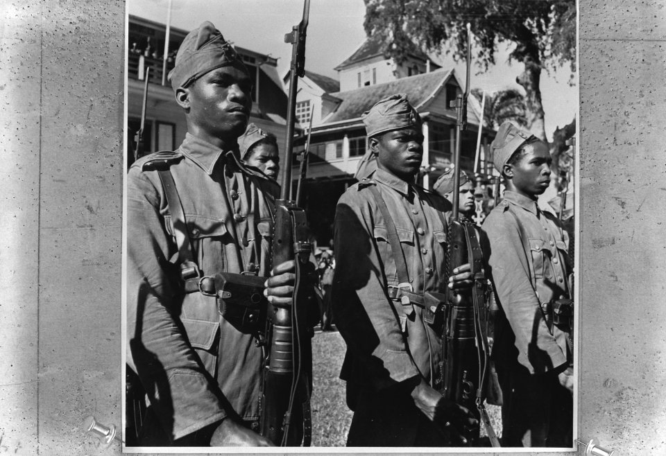 Nederlands West-Indië. Suriname. Bezoek prins Bernhard. Inlandse soldaten staan , Bestanddeelnr 935-1564