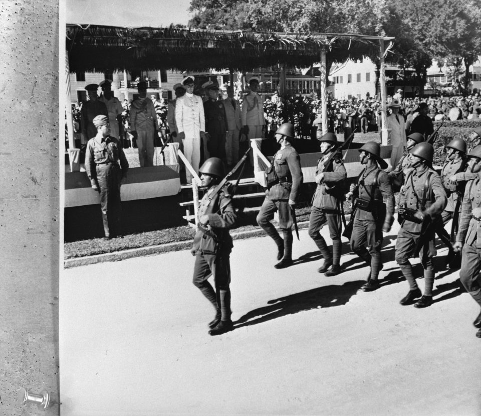 Nederlands West-Indië, Suriname. Bezoek van prins Bernhard. Militaire parade te , Bestanddeelnr 935-1562