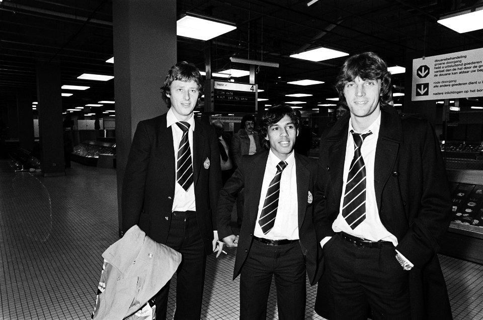 Nederlands voetbalelftal terug op Schiphol Tahamata, Krol, Hogekamp, Bestanddeelnr 930-6379