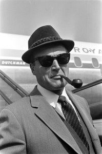 Nederlands-Amerikaanse filmster John van Dreelen op Schiphol, Bestanddeelnr 916-3583