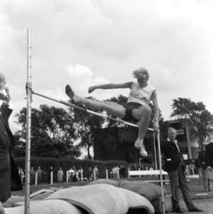 Nederlandse Atletiekkampioenschappen Rotterdam. Marjan Thomas hoogspringen in ak, Bestanddeelnr 920-5958