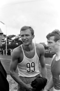 Nederlandse Atletiekkampioenschappen Rotterdam. A. D. de Jong met Frans Luytjes , Bestanddeelnr 920-5972