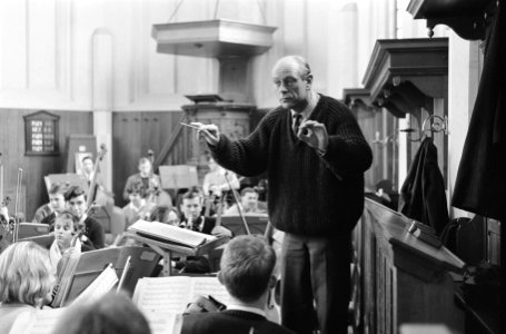 Nederlands Studenten Orkest aan het repeteren in het Ruine Kerkje te Bergen, dir, Bestanddeelnr 914-6834