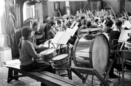 Nederlands Studenten Orkest aan het repeteren in het Ruine Kerkje te Bergen, Bestanddeelnr 914-6833