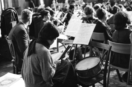 Nederlands Studenten Orkest aan het repeteren in het Ruine Kerkje te Bergen, ove, Bestanddeelnr 914-6844