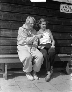 Nederlandse atletiekkampioenschappen estafette Fanny Blankers-Koen en Tiny de J, Bestanddeelnr 904-1142