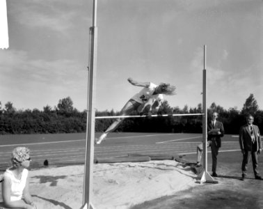 Nederlandse atletiekkampioenschappen in Groningen, mejuffrouw M. Thomas , in act, Bestanddeelnr 918-0757