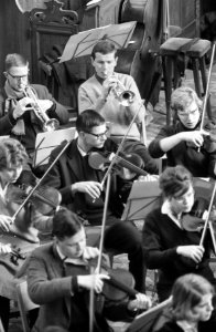 Nederlands Studenten Orkest aan het repeteren in het Ruine Kerkje te Bergen, ove, Bestanddeelnr 914-6836