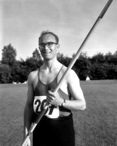 Nederlandse atletiekkampioenschappen in Groningen, P. Olofsen kampioen speerwerp, Bestanddeelnr 918-0762