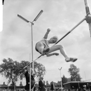 Nederlandse Atletiekkampioenschappen Rotterdam. Marjan Thomas hoogspringen in ak, Bestanddeelnr 920-5957