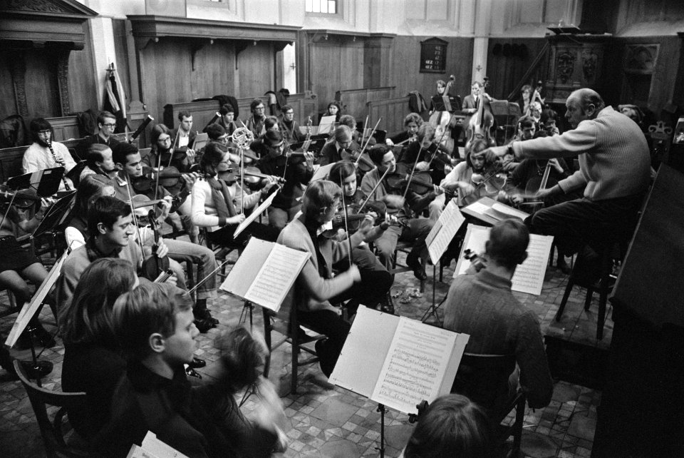 Nederlands Studenten Orkest repeteert in Ruine kerk te Bergen. Nummer 24 Dirigen, Bestanddeelnr 923-1265